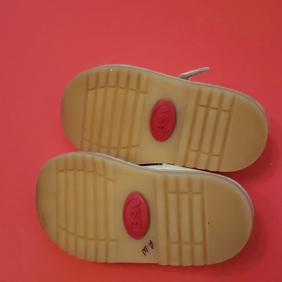 White kids trotty shoes - Picture 3 of 5